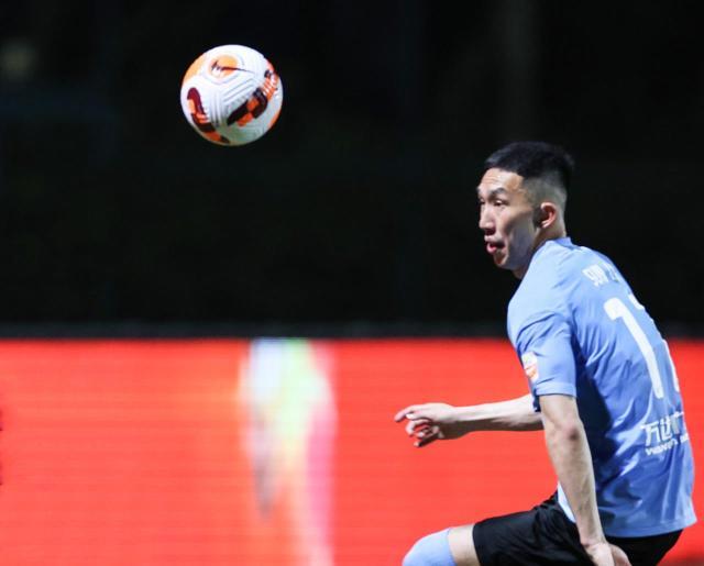 大连人“压着打”夺首胜 场上球员卖力场下谢晖抢戏